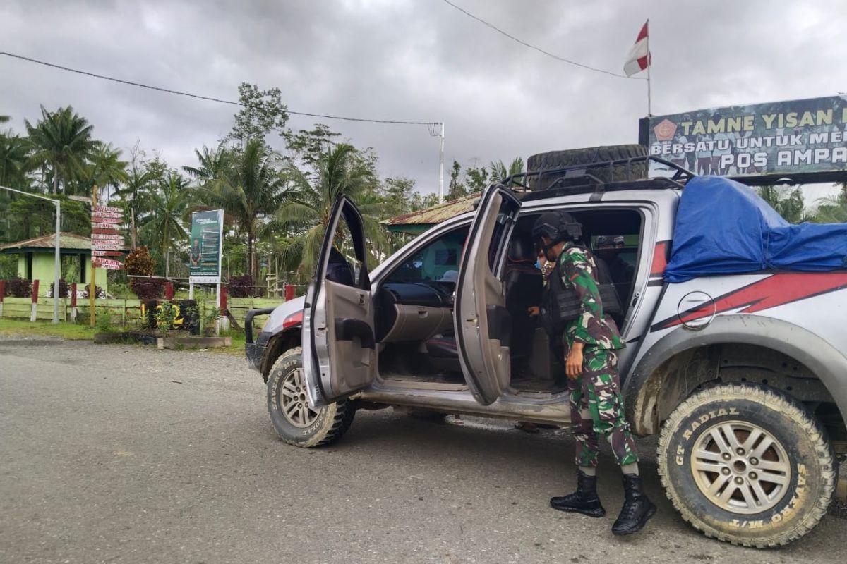 Satgas Pamtas RI-PNG Yonif 122 perketat periksa kendaraan Jalan Trans Papua