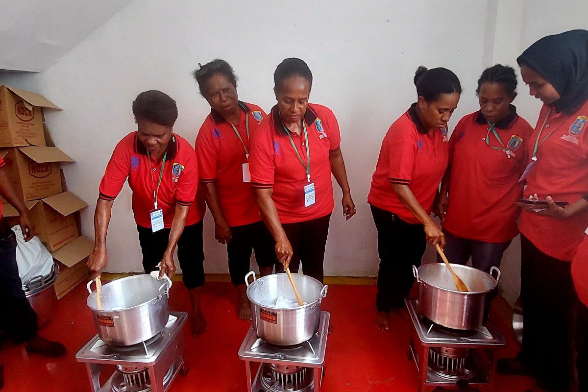 Mama Papua di Sorong membatik memanfaatkan bahan lokal