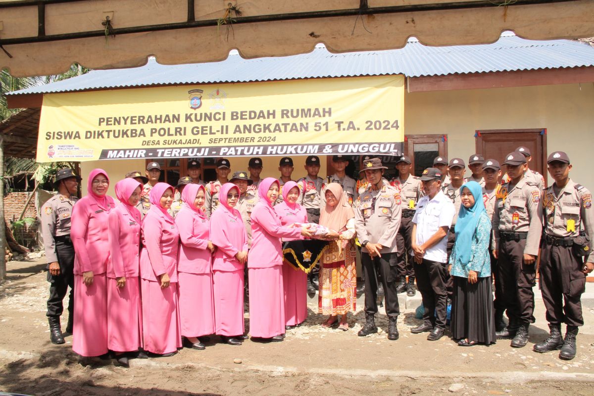 Siswa SPN Hinai Polda Sumut bedah rumah orang tua di Langkat