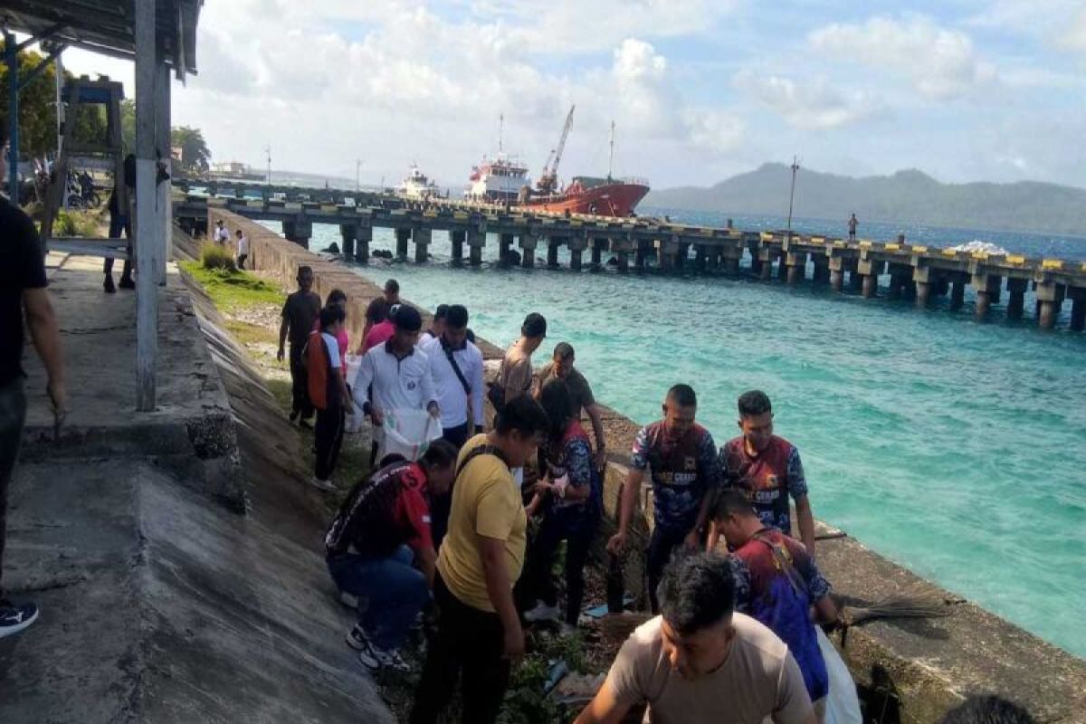 Koramil Melonguane Talaud bersama Lanal-Polri dan warga bersih-bersih pantai