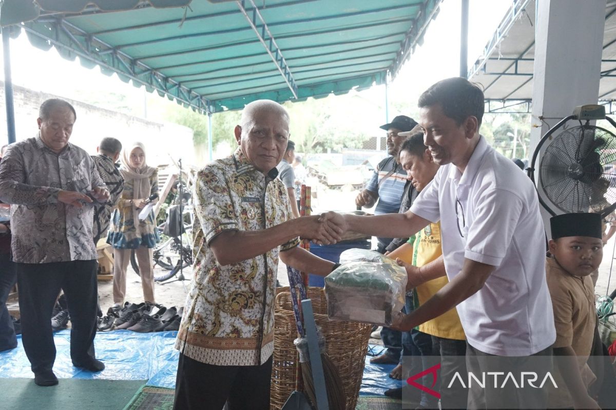 Bupati Asahan serahkan perlengkapan kerja kepada petugas dinas LH