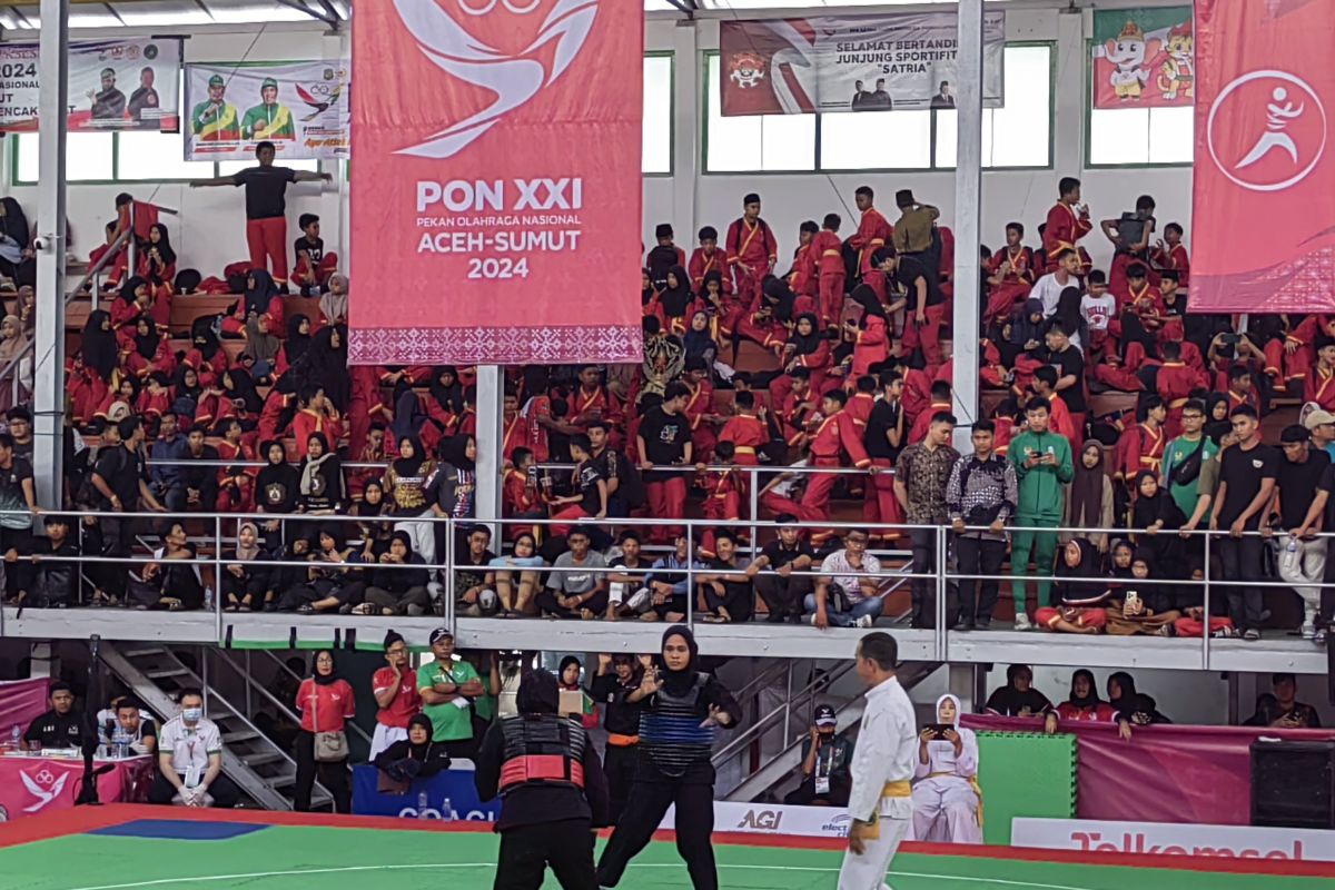 Sorak-sorai pelajar hangatkan arena pencak silat