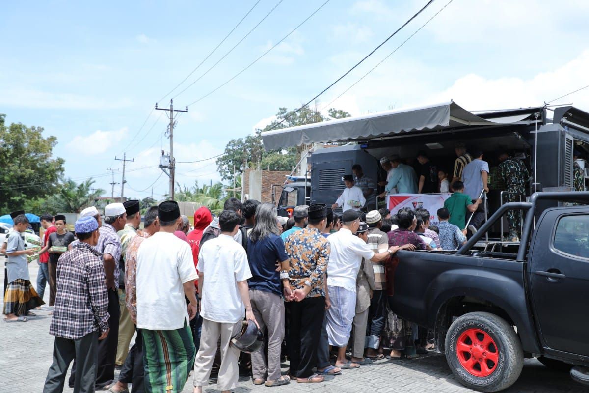 Brimob Polda Sumut berikan makanan program Jumat berkah