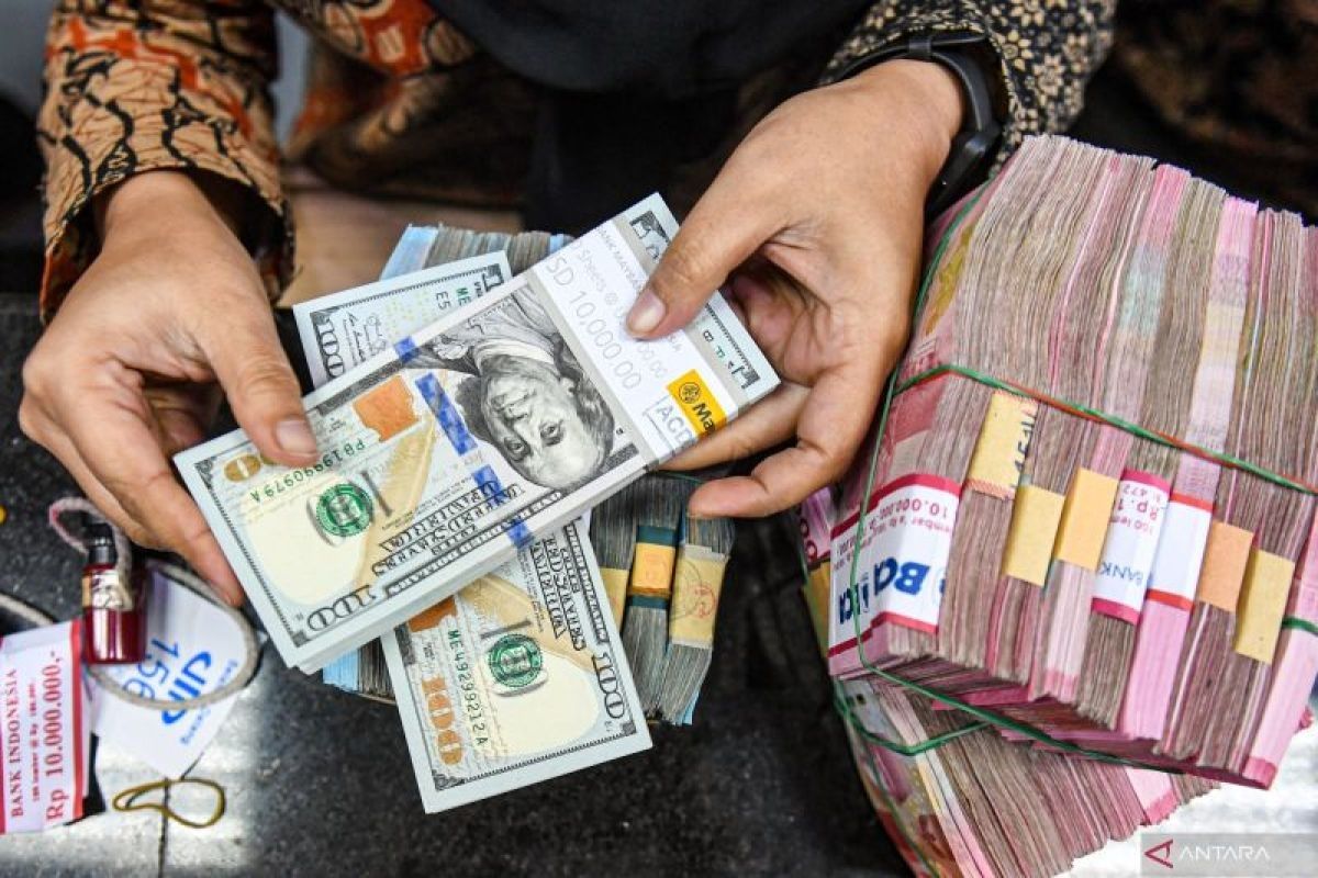 Rupiah hari ini  menguat di tengah PMI AS yang lebih lemah