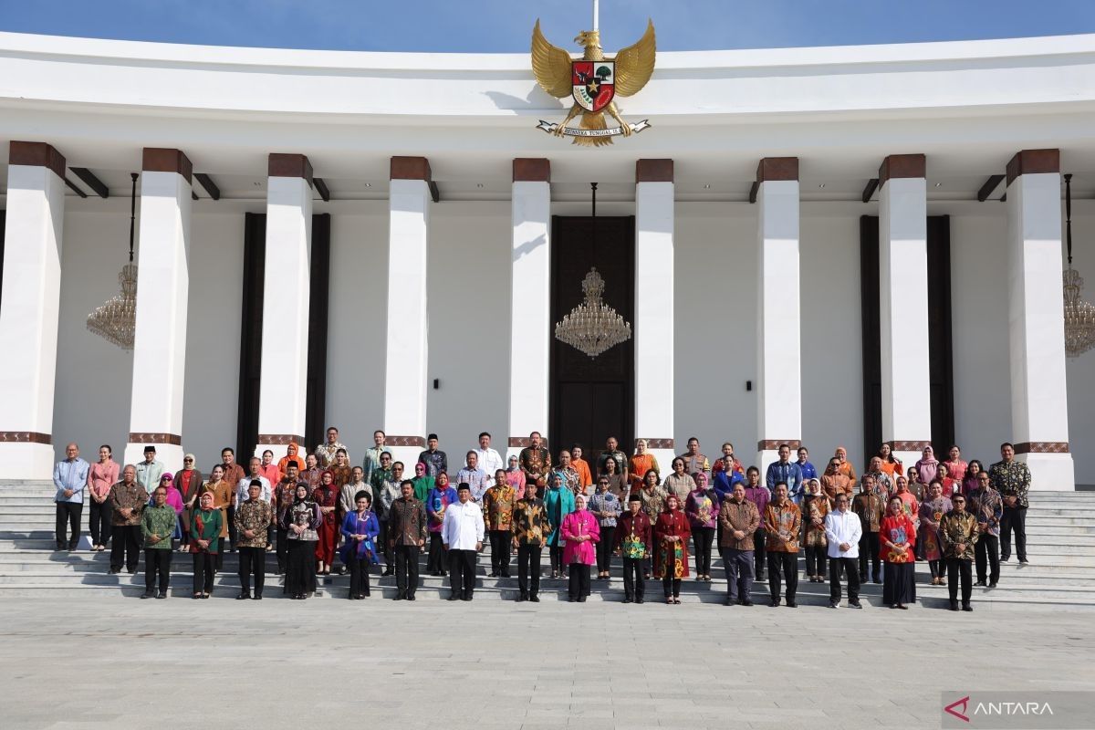 Jokowi lakukan sesi foto bersama anggota kabinet di Istana IKN