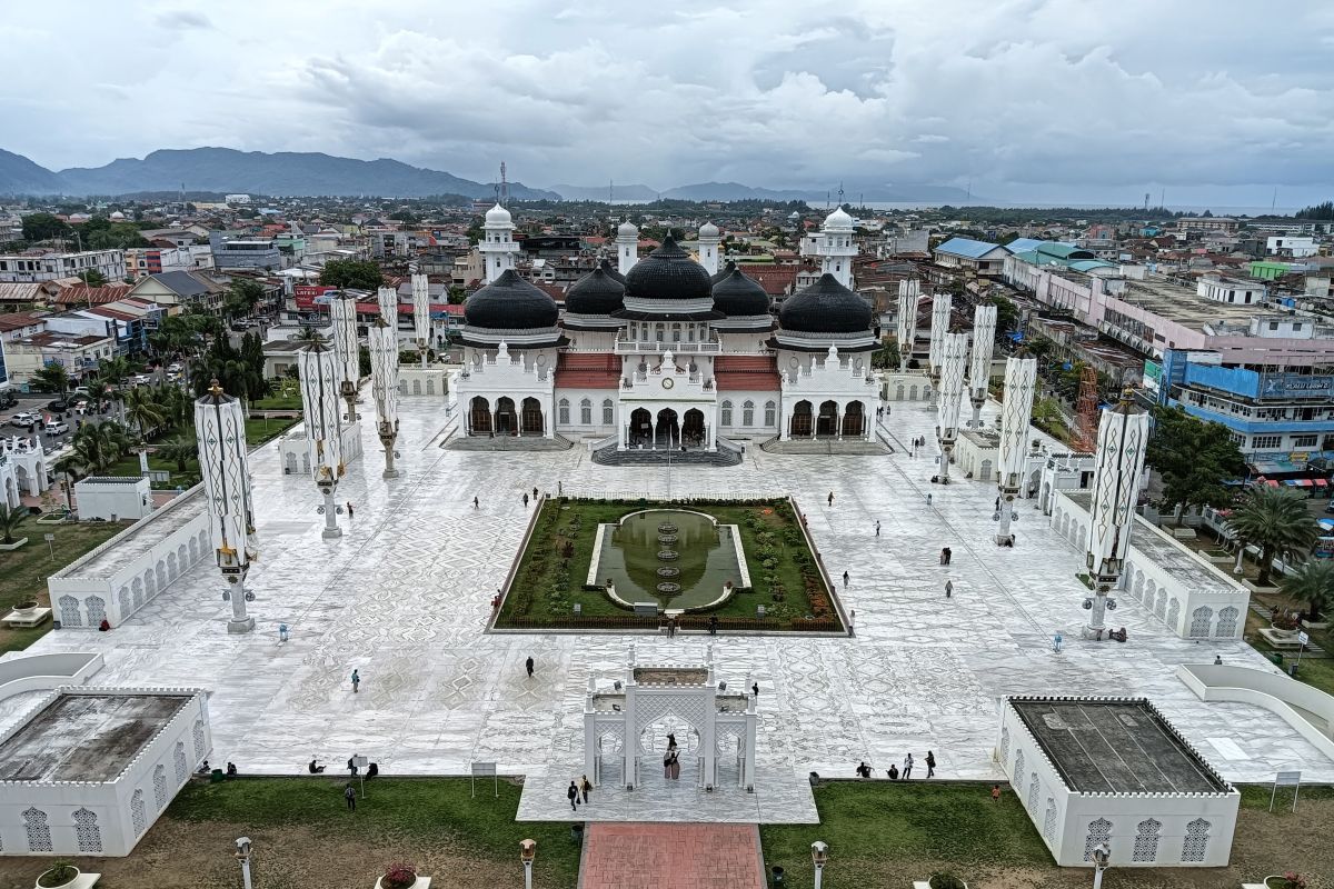 Masjid Raya Baiturrahman Aceh setiap hari dikunjungi turis asing