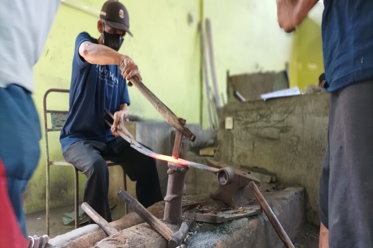 Disdagin Kulon Progo latih pandai besi dukung produk berbasis budaya