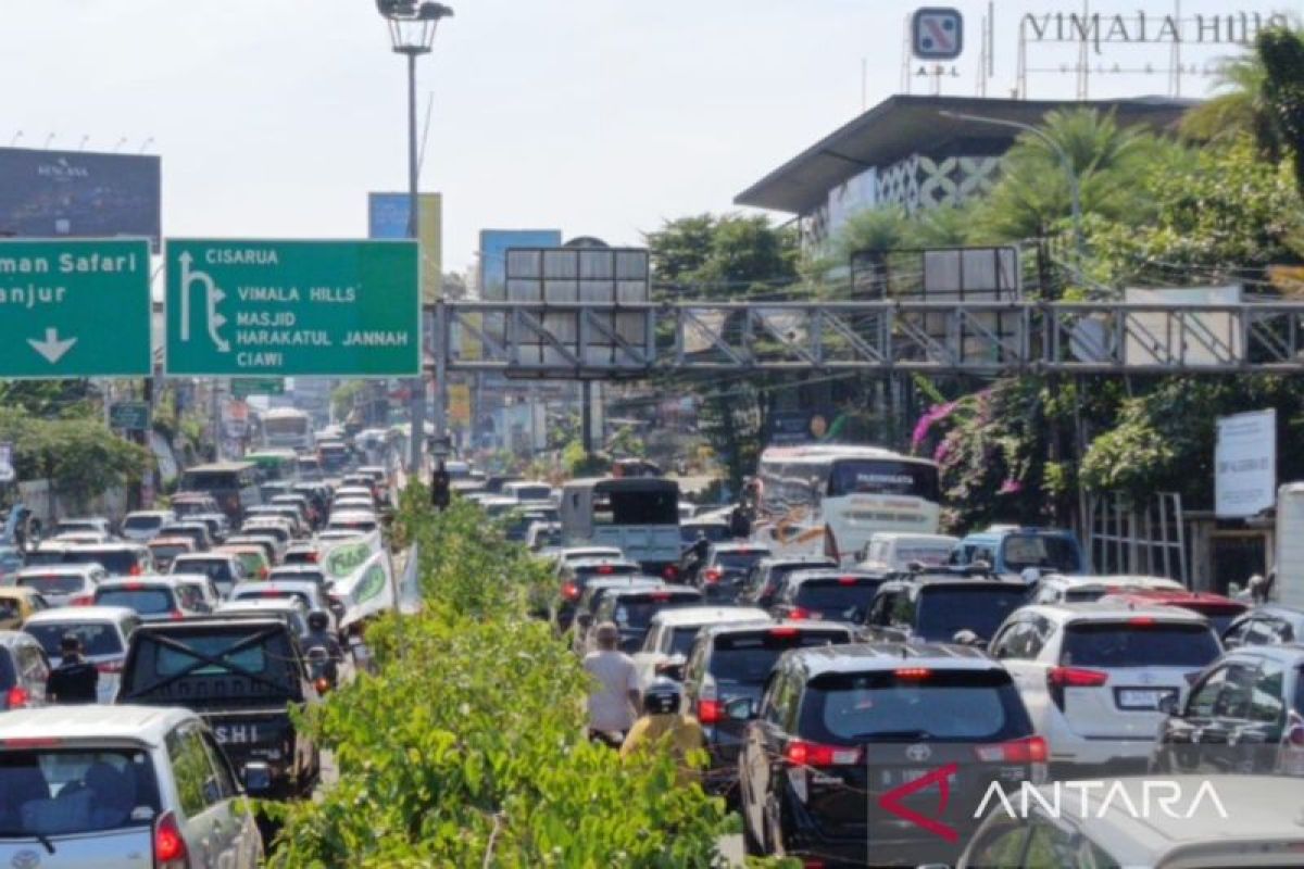 Volume kendaraan di jalur wisata Puncak Bogor meningkat saat libur panjang