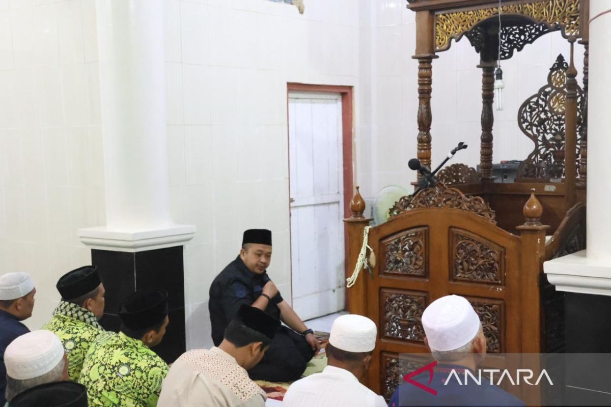 Masyarakat Tantom Angkola minta Dolly Pasaribu jadi imam shalat