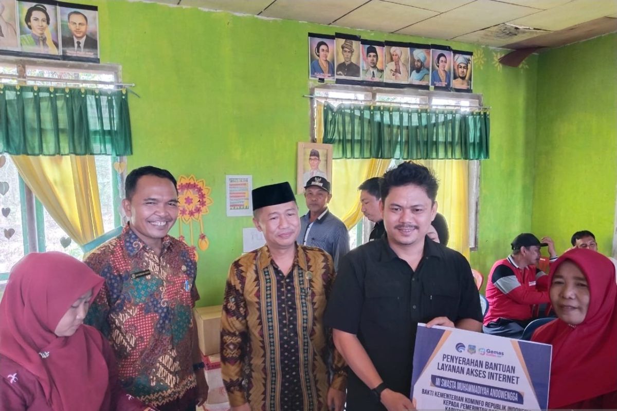 Bupati Koltim serahkan 48 titik bantuan internet gratis