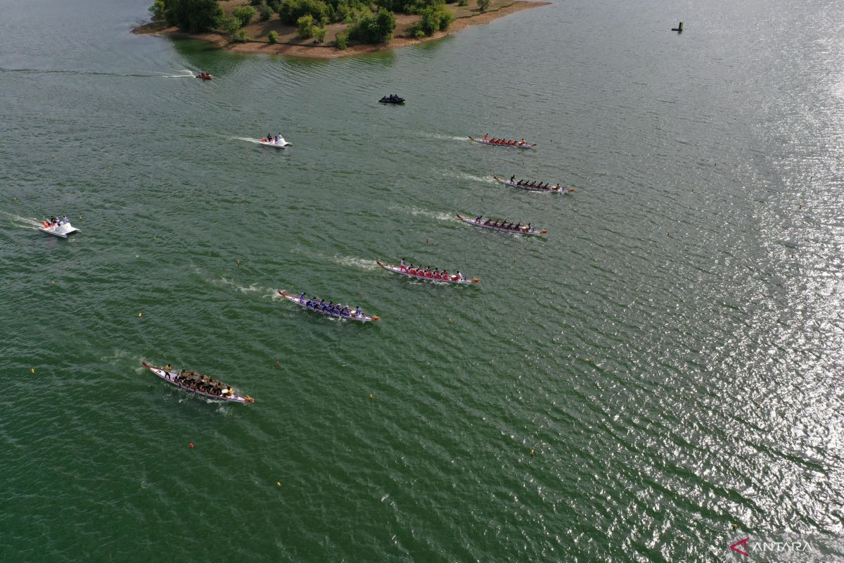 Tim Perahu Naga 12 Pedayung Sultra raih medali perak