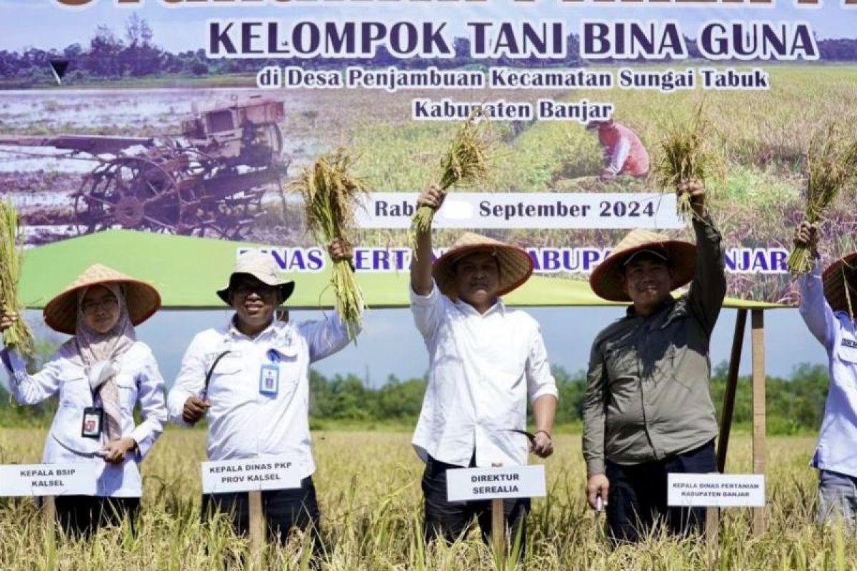 Desa Sungai Lakum Banjar beli traktor guna tingkatkan produksi padi