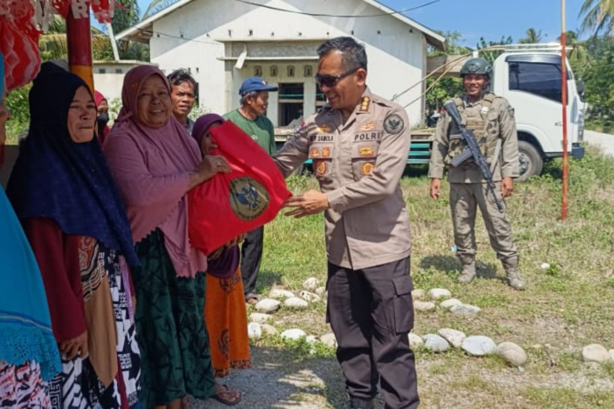 Satgas Madago-Raya salurkan bantuan sembako ke masyarakat Poso Pesisir