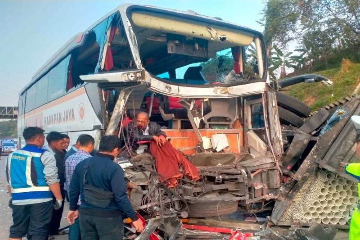 Bus tabrak truk di Tol Batang akibatkan enam luka