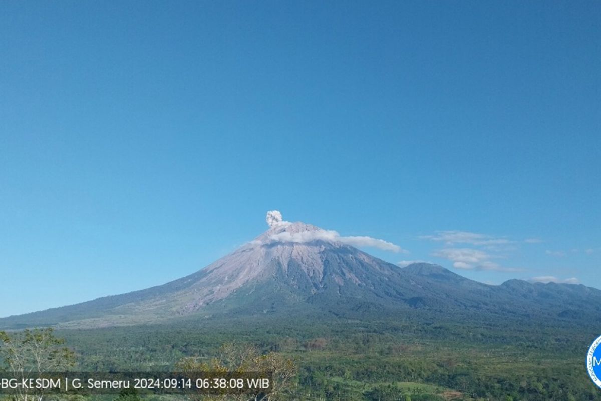 Gunung Semeru dua  kali erupsi pada Sabtu pagi