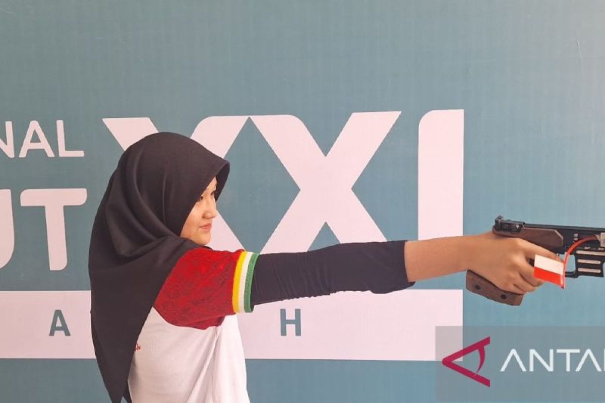 Menembak- Pelajar asal Riau tundukkan para senior di 25m pistol women PON XXI