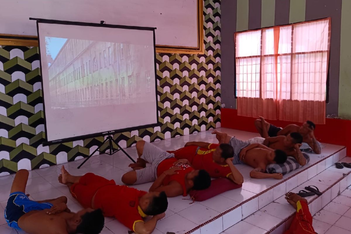 Lapas Labuhan Bilik adakan nonton bareng warga binaan cegah stres