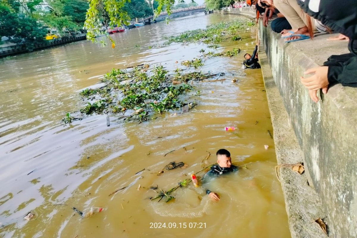 Tim SAR temukan pemuda tenggelam di Sungai Karang Mumus