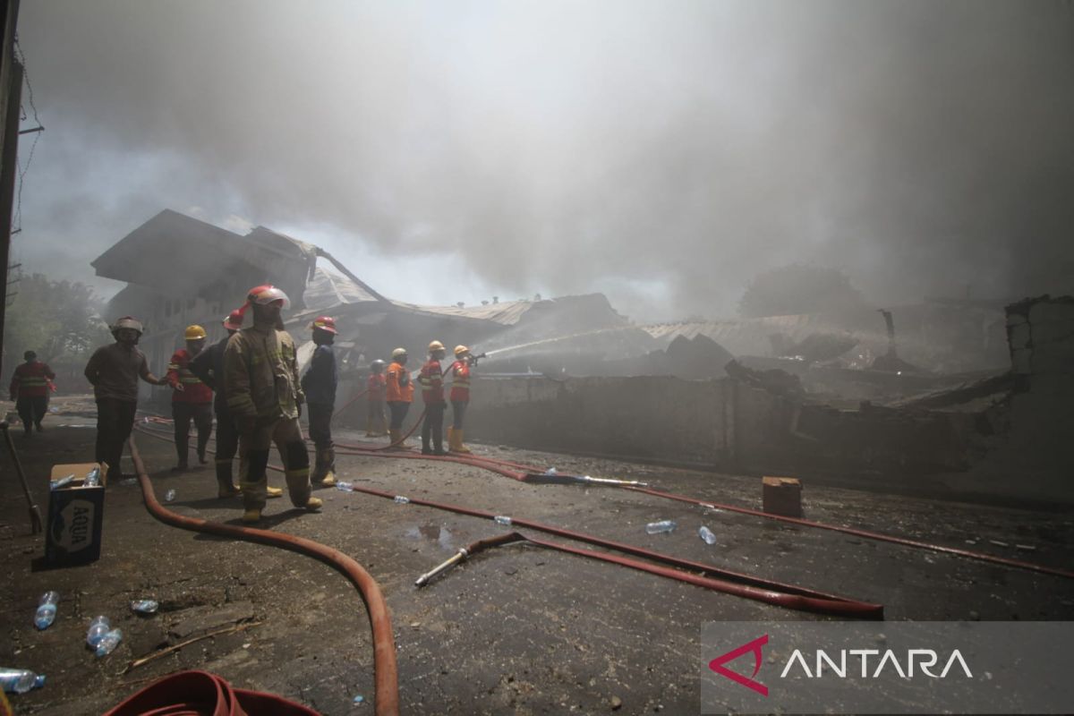 Pabrik kain di Krian Sidoarjo terbakar