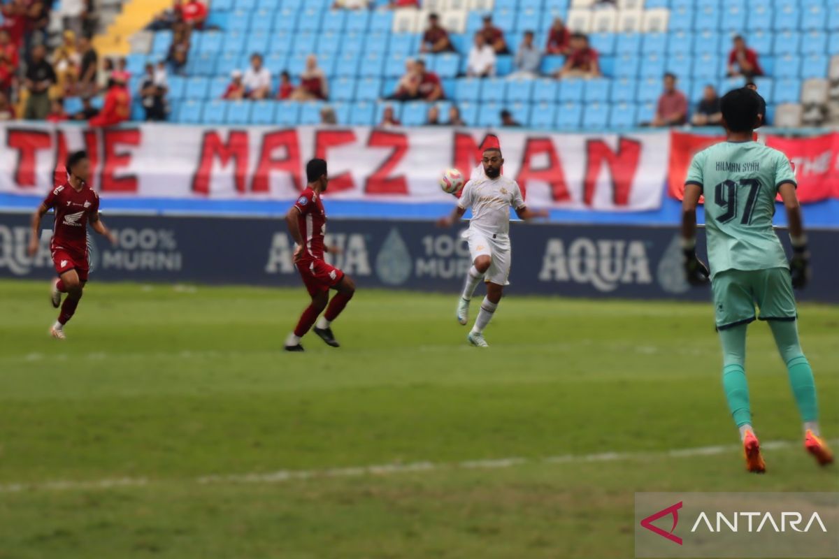 Bertandang, Arema menang di Batakan