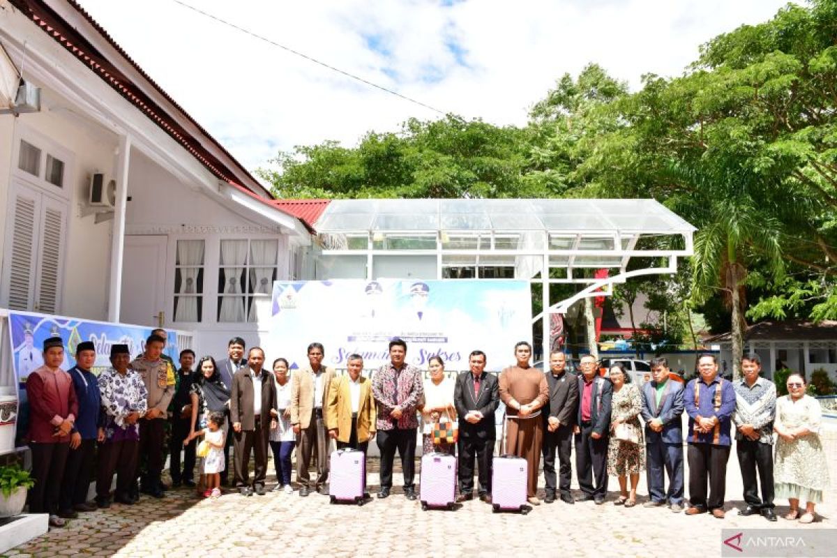 Kuatkan toleransi, Vandiko Gultom berangkatkan perjalanan rohani 10 tokoh agama Samosir