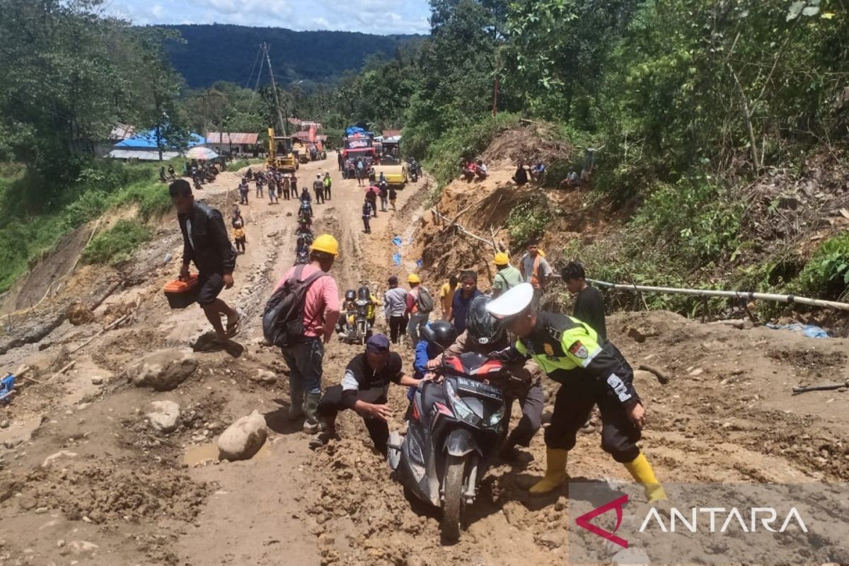 Jalan nasional Batu Jomba masih sulit dilalui kendaraan, sementara ambil jalur alternatif