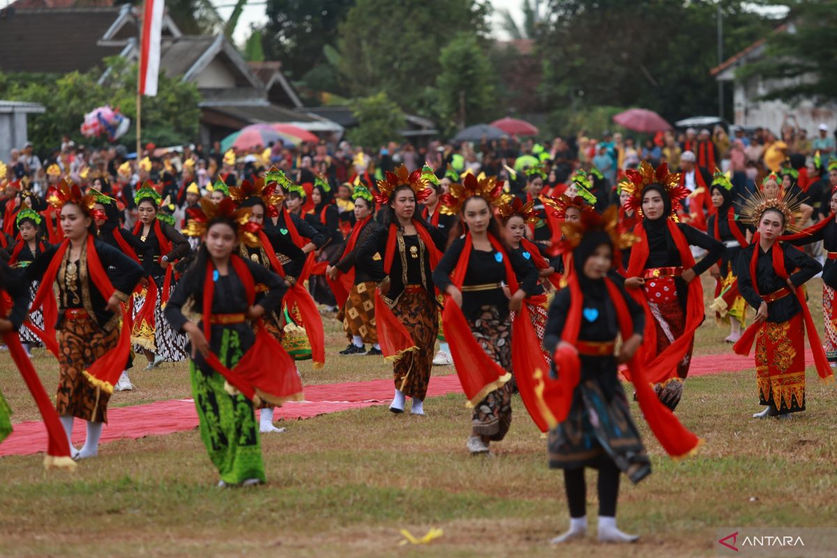 Seribuan warga Desa Yosomulyo Banyuwangi atraksi tari kolosal