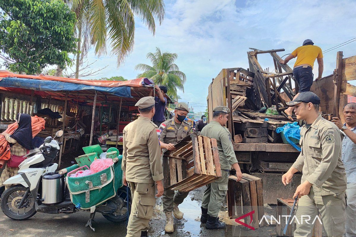 Satpol PP Bengkulu beri sanksi PKL berjualan di badan jalan