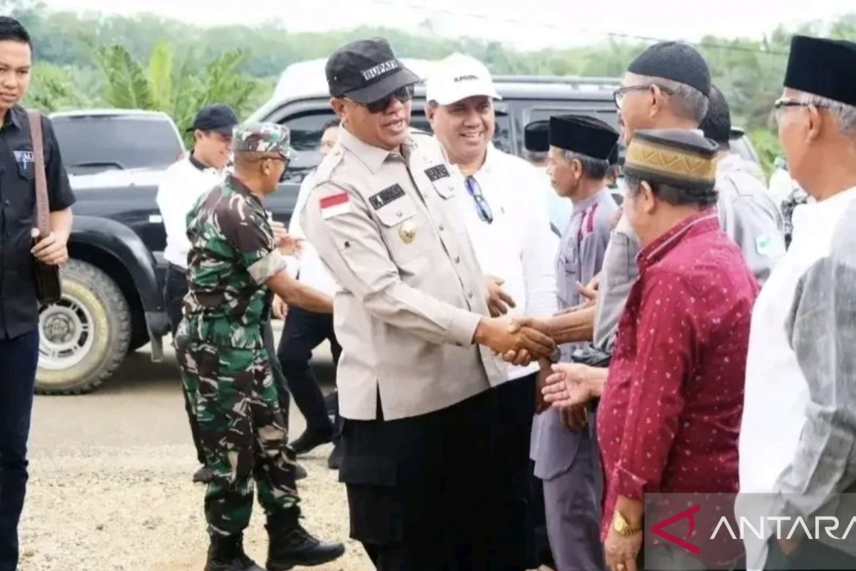 Bupati Kuansing ajak masyarakat  lestarikan budaya gotong royong