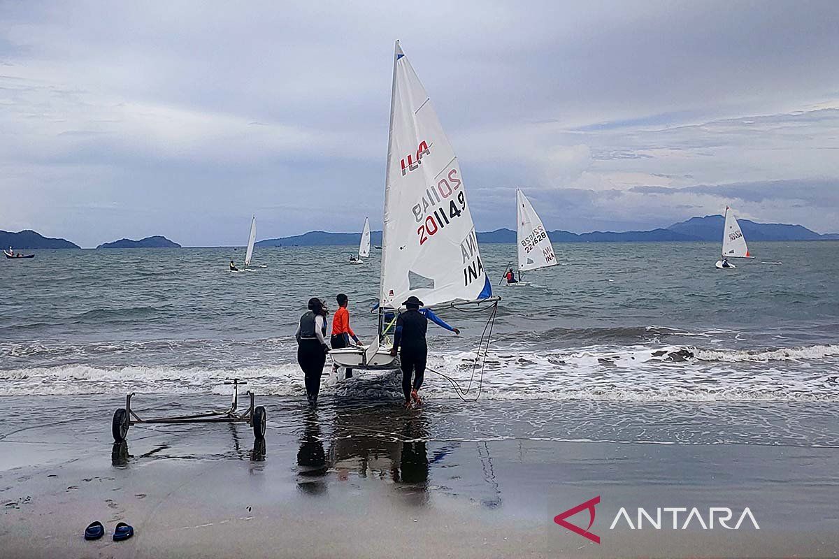 Wakil Sulsel dan Papua bersaing ketat di layar ILCA 4 putri