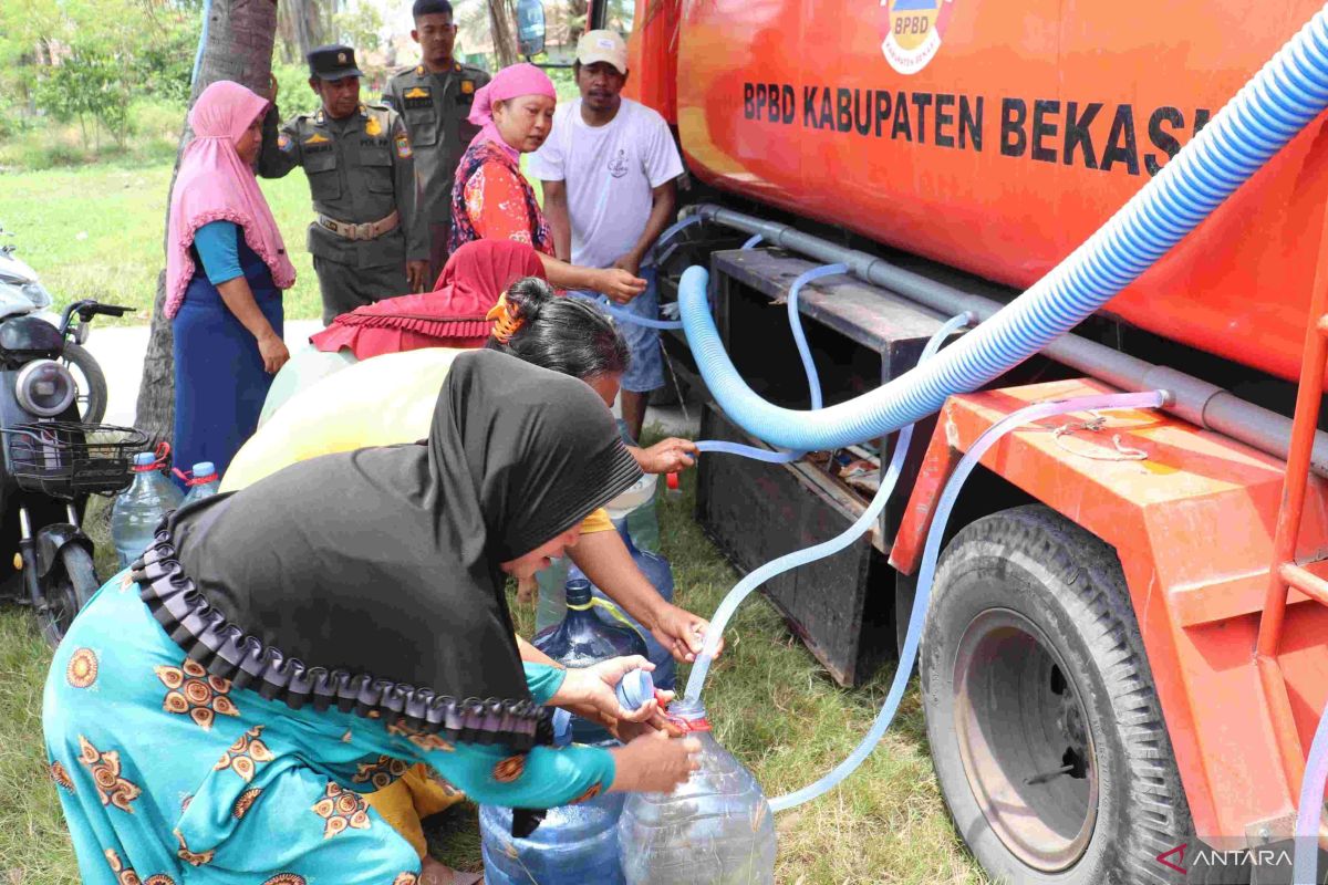 BPBD Bekasi bersama PMI salurkan bantuan air bersih kepada warga terampak kekeringan