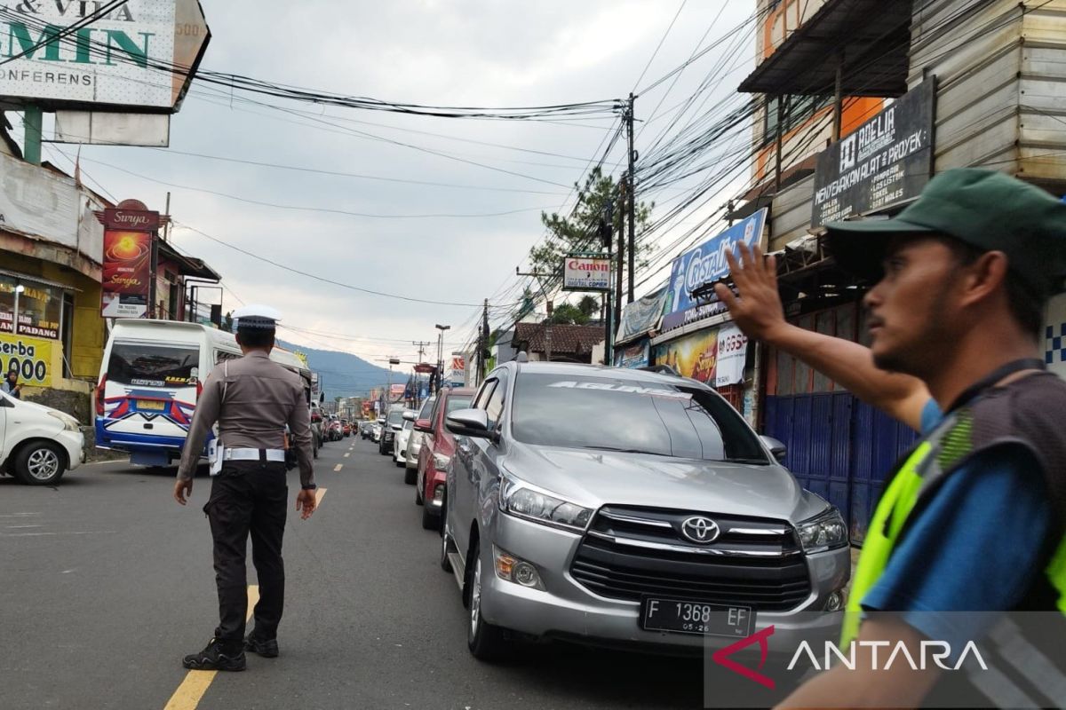 Satlantas Cianjur arahkan pengendara hindari jalur Puncak pada Senin