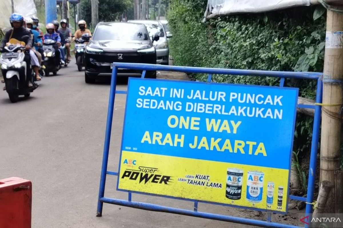 Sudah 8 jam lebih polisi tutup jalan ke Puncak Boogor untuk urai kepadatan