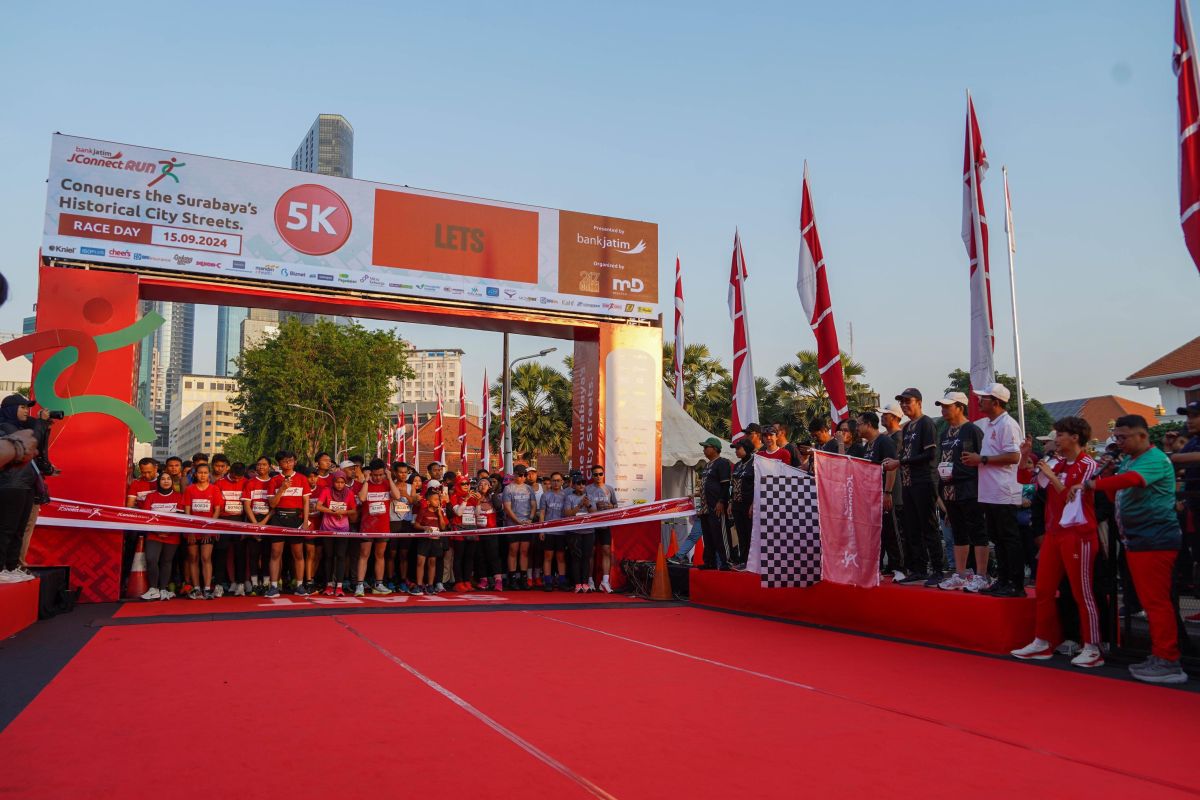 Ribuan pelari Jconnect Run Bank Jatim lewati rute bersejarah Surabaya