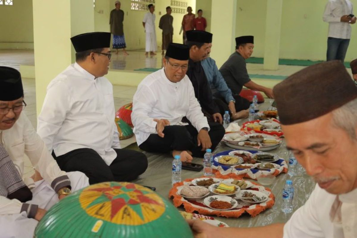 Pj Gubernur Babel dan ribuan warga Kemuja gelar tradisi makan bedulang