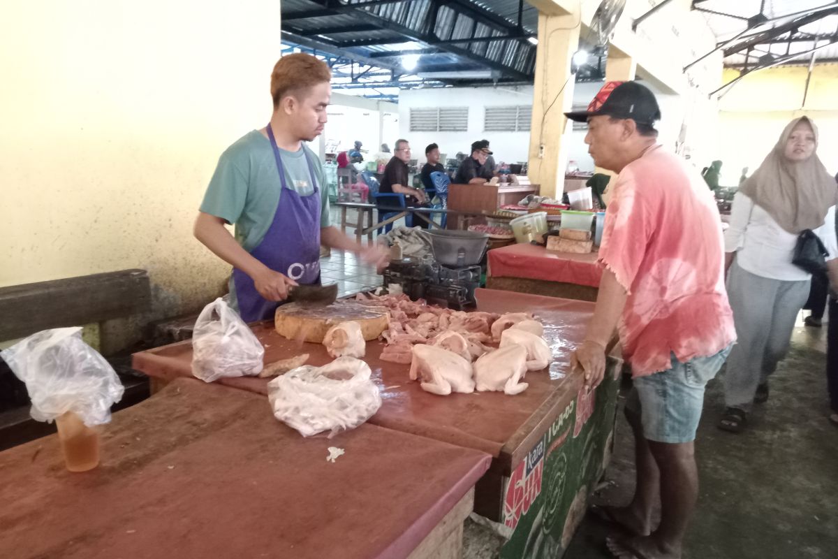 Distan batasi pemasukan daging beku di Mataram