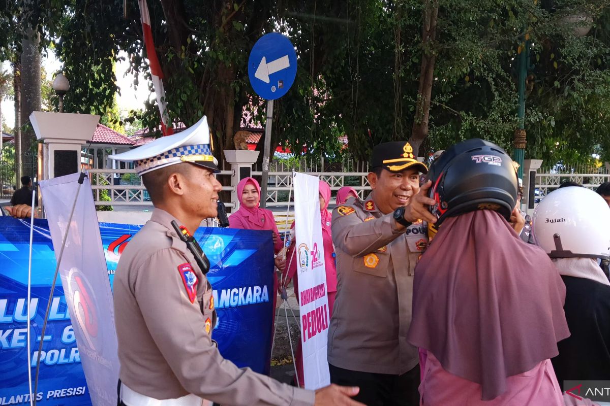 Polres Sukabumi bagikan helm SNI gratis untuk pengguna sepeda motor