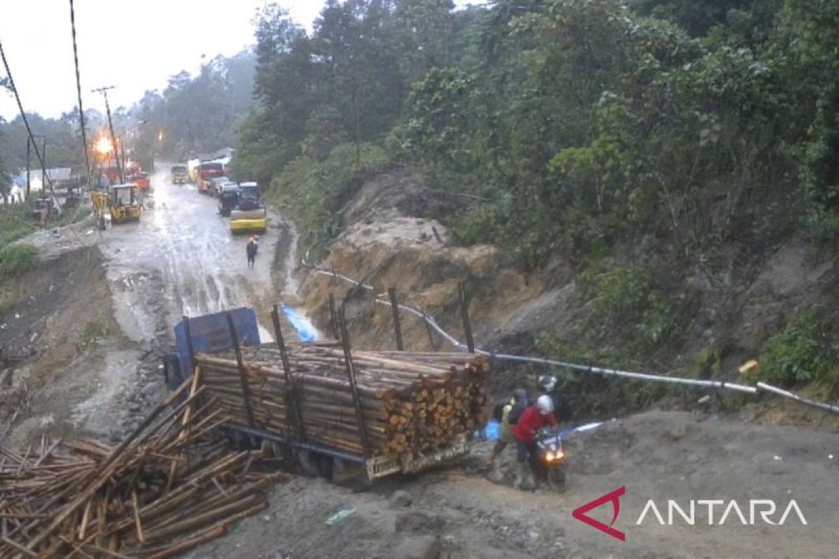 Truk angkut kayu pulp terjebak lumpur, akses Jalinsum Batu Jomba putus total