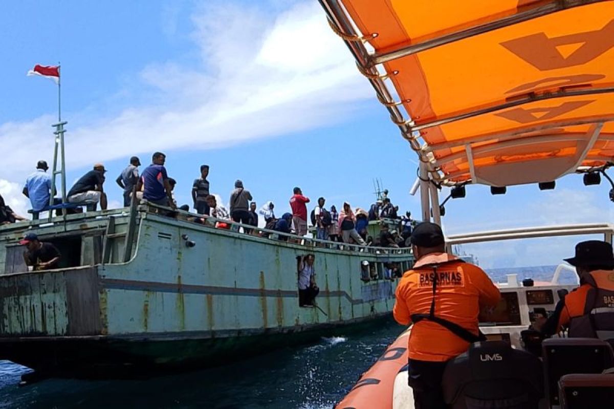 Tim SAR evakuasi 73 penumpang kapal mati mesin di Wakatobi