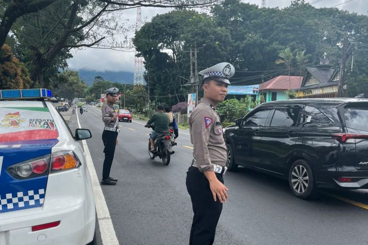 Libur  panjang, peningkatan kendaraan terjadi di Danau Toba