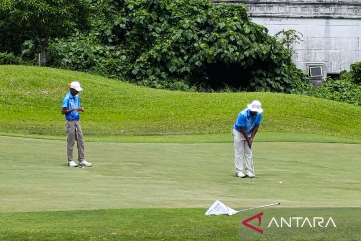 Kentaro lanjutkan pertandingan golf "foursome" meski sempat pingsan