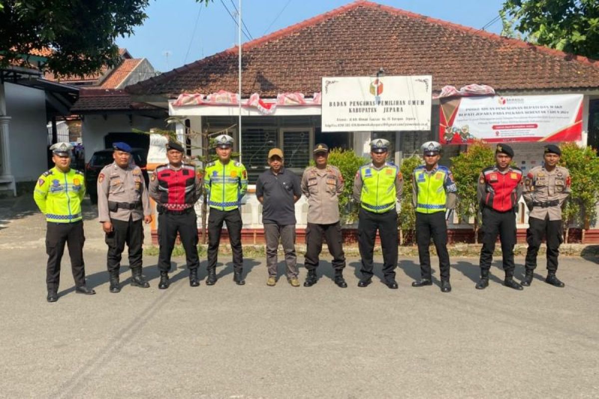 Polres Jepara tingkatkan patroli di KPU dan Bawaslu jelang Pilkada 2024