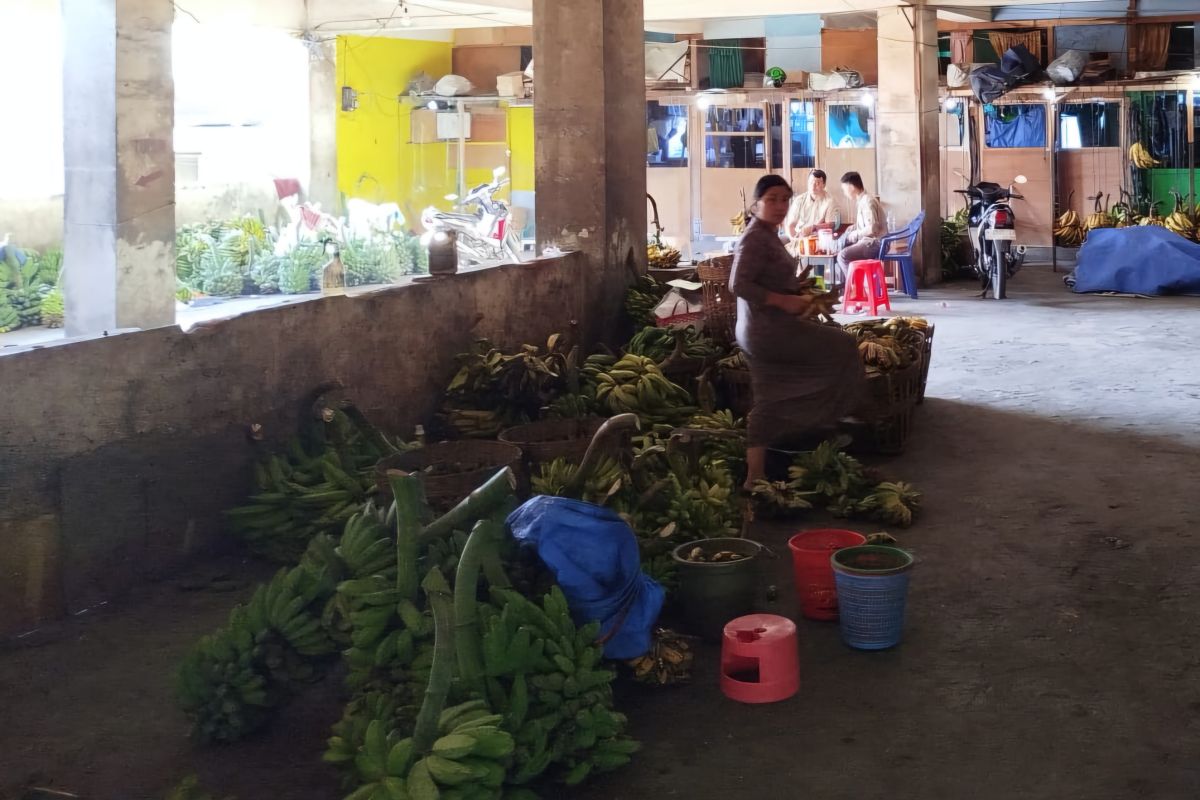 Setelah kebakaran, pedagang di Pasar Comboran mulai kembali berdagang