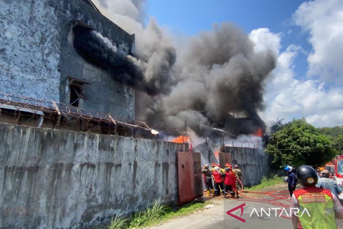 Gudang perabotan Bukit Cinta, Balikpapan terbakar