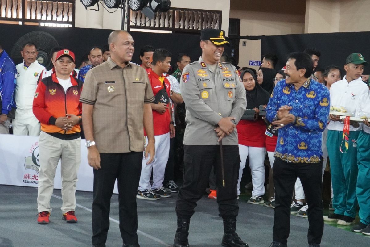 Pj Bupati Langkat serahkan medali kepada juara cabor Sambo