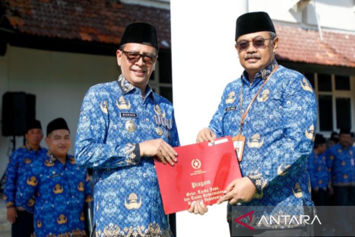 Ratusan ASN Pamekasan terima anugerah Satya Lancana Karya Satya