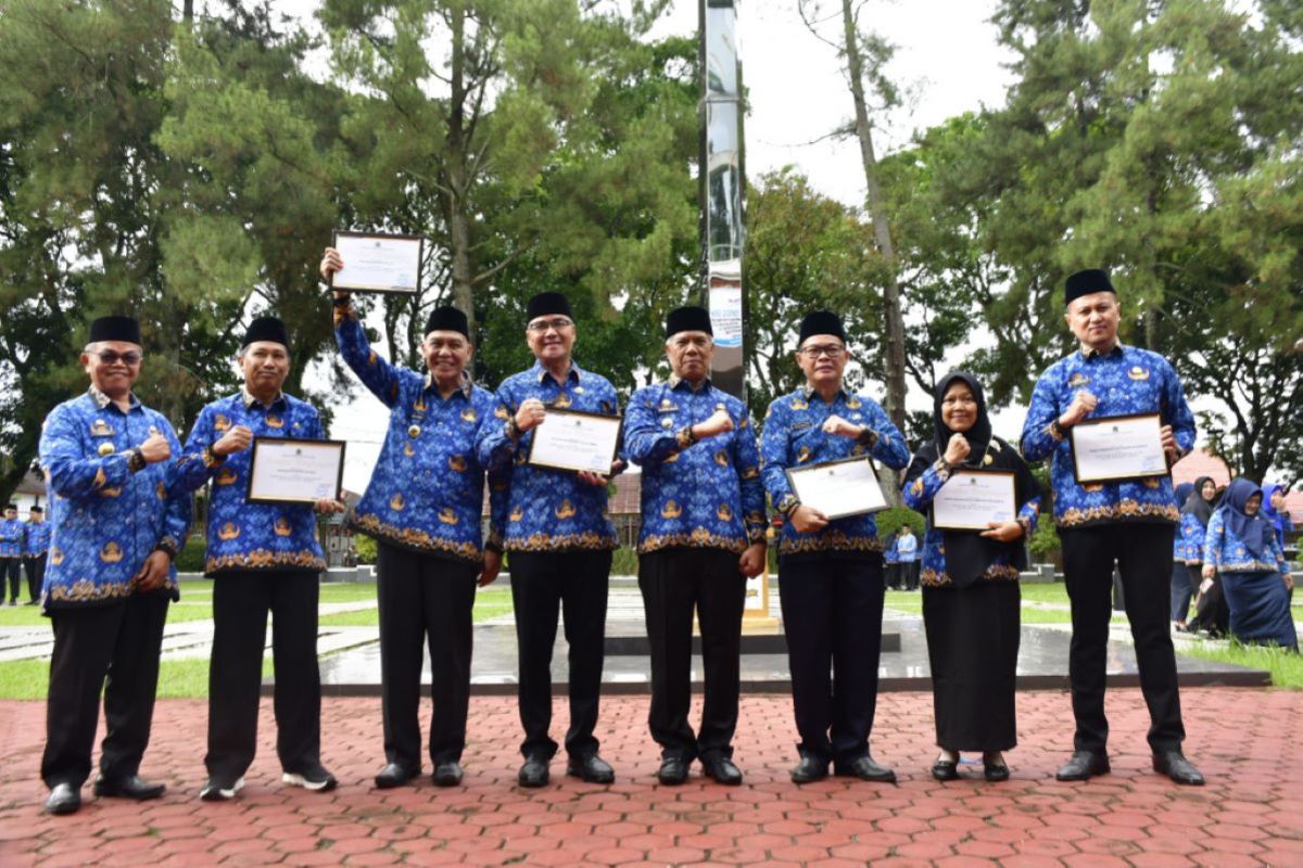 Pemkab Rejang Lebong berikan penghargaan OPD pengelola arsip terbaik