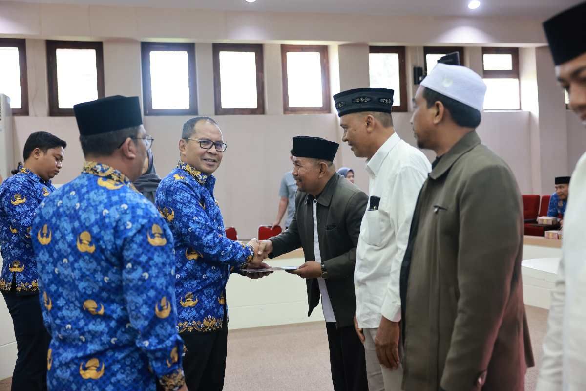 Wali Kota Makassar serahkan SK penetapan 50 imam kelurahan