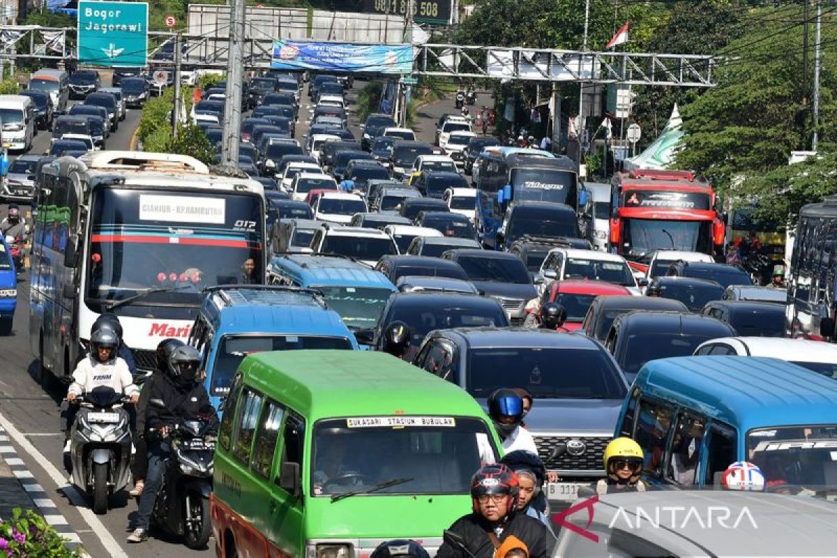 487.799 kendaraan keluar-masuk jalur Puncak selama libur panjang