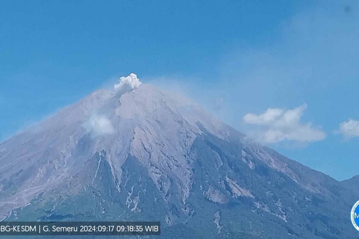 Gunung Semeru alami erupsi terus menerus pada Selasa pagi